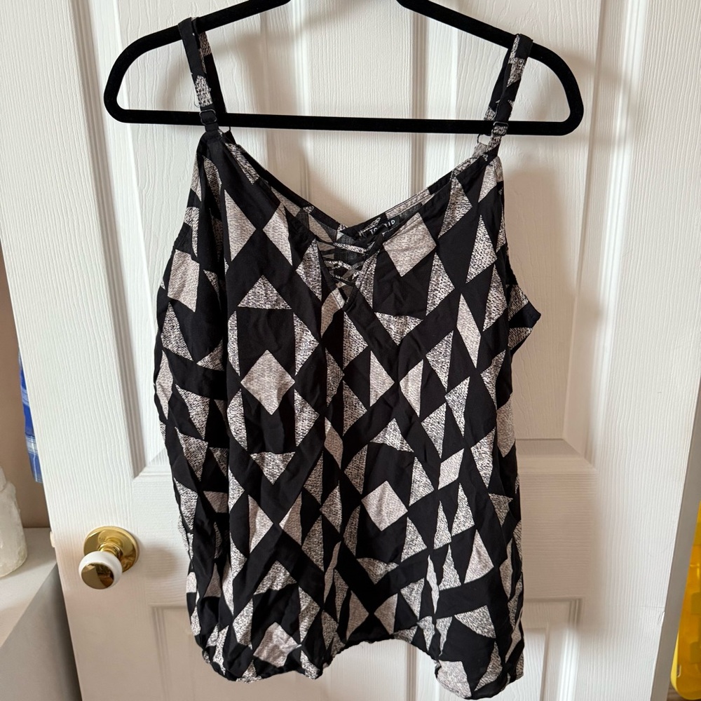 Torrid Black and White Triangle Pattern Camisole